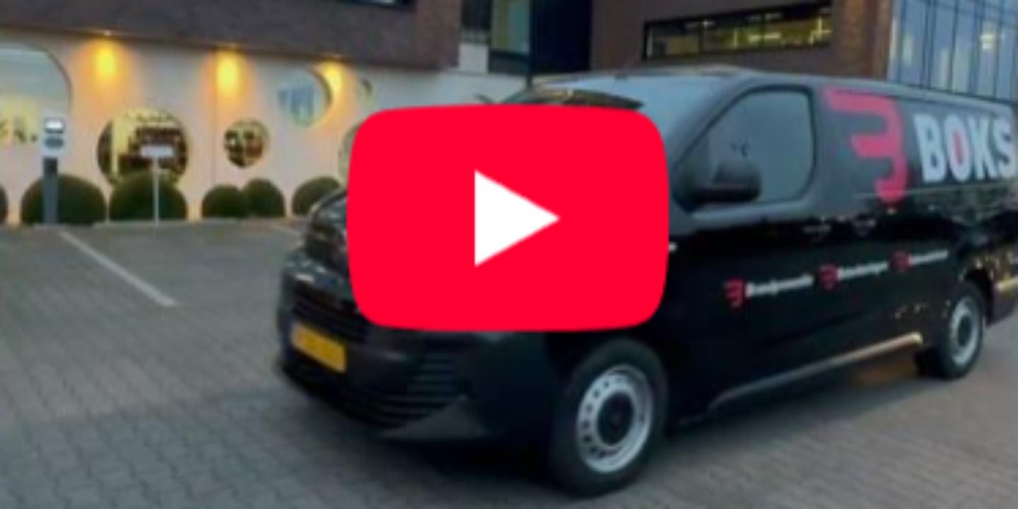 Nieuwe belettering op onze nieuwe bussen